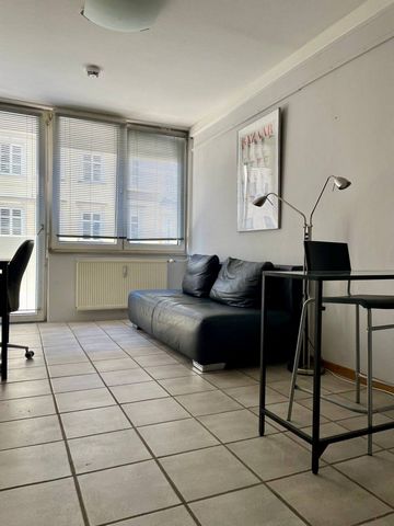 Zentrales Apartment in der beliebtesten Studenten-Gegend. Einkaufsmöglichkeiten, Cafes, Restaurants jeglicher Art sind zu Fuß erreichbar. Hauptgebäude LMU ist in wenigen Minuten zu Fuß erreichbar.