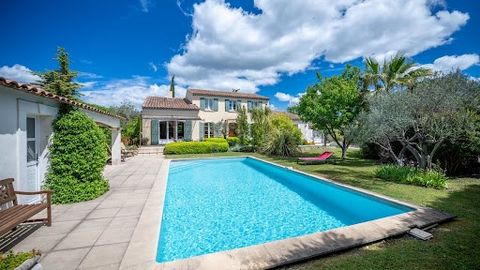 SALE AGENT : This welcoming 4-bedroom family home occupies a privileged and discreet position, conveniently located less than 10 minutes' walk from the centre of the charming village of Mouriès. The generous and bright interior, which includes a grou...