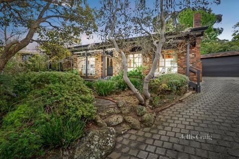 Une magnifique glycine orne la véranda ombragée de cette maison idéalement située, mettant en valeur les grandes proportions et beaucoup d’attrait familial dans un quartier haut de gamme de Mooroolbark. Cinq chambres accueilleront la famille tandis q...