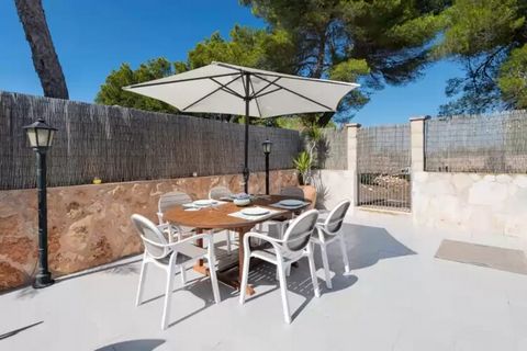 Cette charmante maison de plain-pied dispose d'un porche à l'avant avec un petit jardin et d'une piscine privée au chlore (8 m x 4 m, profondeur 0,9 m - 1,9 m) à l'arrière. Autour de la piscine, il y a 6 chaises longues pour profiter du soleil médite...