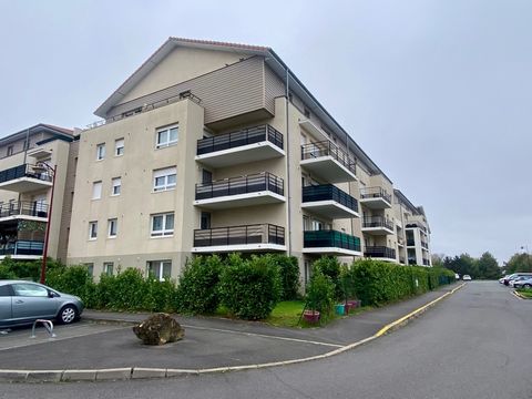 Bel Appartement de 60 m2 sur la commune de Woippy Situé au 3ème étage avec ascenseur d'un immeuble recent des années 2013, ce bien lumineux de 60m2 offre un cadre de vie agréable. Il se compose comme suit : Une entrée avec placard intégré, une cuisin...