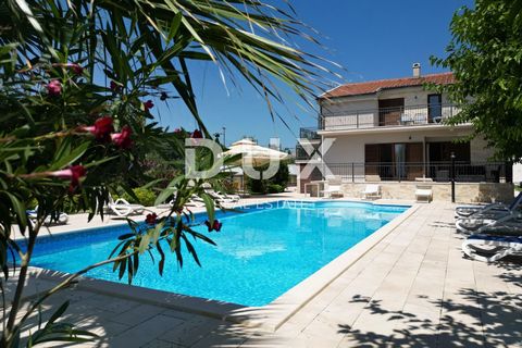 Location: Zadarska županija, Poličnik, Poličnik. ZADAR, POLÍČNIK - Schöne Villa mit Swimmingpool und Spielplatz Ein Luxushaus in einer ruhigen Gegend von Poličnik, nur 15 Kilometer vom schönen Zadar entfernt, ist der perfekte Ort zum Entspannen und G...