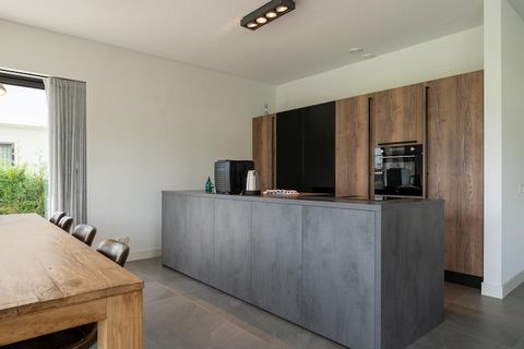 Verblijf in deze prachtige watervilla gelegen op een rustige locatie in Zeewolde. Deze woning is ideaal voor een vakantie met vrienden of familie, in totaal kunnen hier 8 gasten comfortabel verblijven. Je kunt heerlijk ontspannen in de goed ingericht...