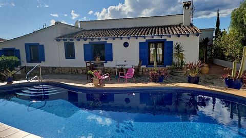 Finca Style Villa in Moraira, renovated and well maintained, with good panoramic views, just 500 m from amenities and 1.5 km from the centre of Moraira and beaches. In a cul de sac street. Walled plot, of 802 m2, on a slight slope, with garden. The h...