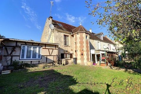 A vendre : Belle maison familiale dans une impasse calme Venez découvrir cette maison spacieuse de 153 m², située dans une rue tranquille, idéale pour une vie familiale harmonieuse. Agencement de la maison : Rez-de-chaussée : Un salon chaleureux et l...