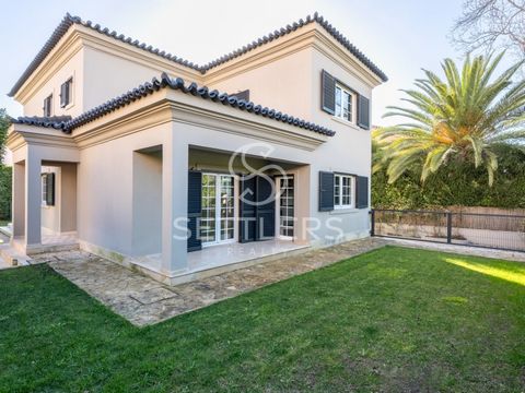 Detached 4-bedroom villa in Guia, just a few minutes' walk from the sea, Casa da Guia and the cycle path linking Cascais to Guincho. With a contemporary design and excellent sun exposure, it is divided into 3 floors as follows: Ground floor - Living ...