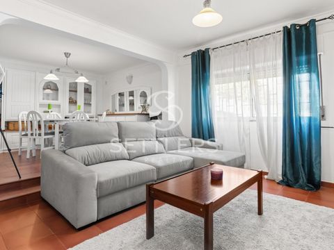 2-Bedroom Apartment, located in São Miguel das Encostas, a 9-minute drive from Carcavelos beach and 2 minutes from the A5 access, offering both centrality and tranquillity. Comprising: Entrance hall (5.62 m²), providing access to all areas of the apa...