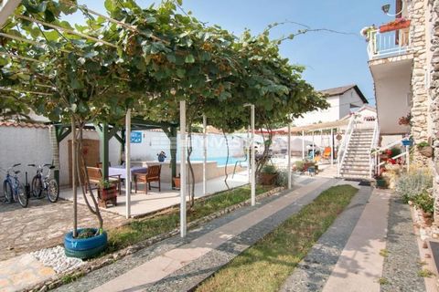 Location: Istarska županija, Fažana, Valbandon. Just 2 km from Fažana, this detached apartment house with four residential units is located. The property spans the ground floor, where three apartments are situated, and the first floor, which has a la...