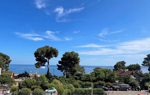 Vue mer À pieds des plages, Beaulieu et Saint Jean Cap Ferrat a proximité. L'appartement de 38m² se situe au 1 éré étage d'une petite copropriété de 9 appartements.  Il est disposé d'une entrée spacieuse avec de nombreux rangements.  Une salle de dou...