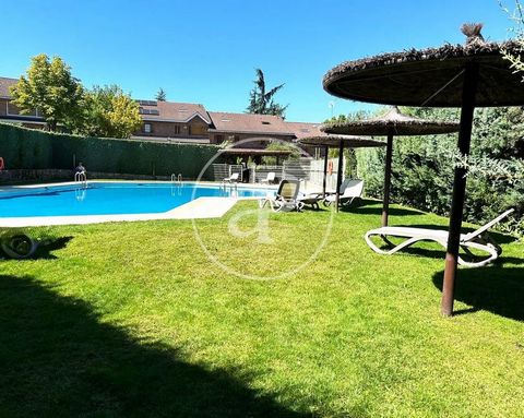 SEMI-DETACHED HOUSE IN URBANISATION WITH SWIMMING POOL AND TENNIS COURT aProperties presents this elegant four-storey villa located in the prestigious Green Park urbanisation in Majadahonda. Surrounded by a natural, privileged and secure environment,...