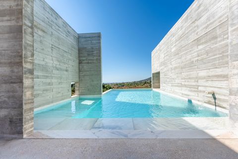 Deze buitengewone villa in Santa Bárbara de Nexe, Algarve, is een meesterwerk van hedendaagse architectuur, een statement, gemaakt door de beroemde Portugese architect Pedro Domingos. Bekend om zijn minimalistische benadering die harmonieert met het ...