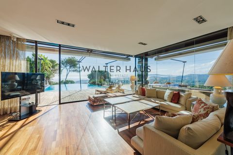 Lujosa villa de 894 m² distribuida en tres plantas, ubicada en una ladera aislada con espectaculares vistas al mar y a la montaña. Construida en 2009, esta exclusiva propiedad se asienta sobre una parcela de 1.661 m² y combina diseño contemporáneo co...