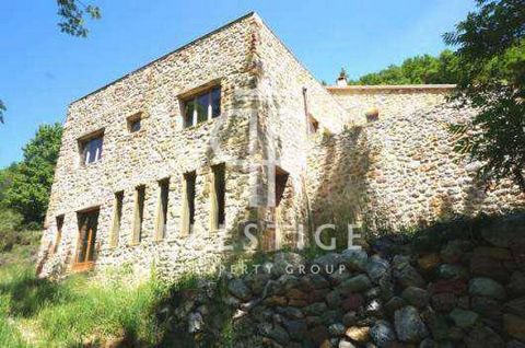 Newly renovated Catalan stone farmhouse with 6 bedrooms and 6 bathrooms in 20 acres and an impressive rural location with dramatic panoramic views. This thoughtful bioclimatic renovation is set in 8 hectares of grounds, perfect for nature lovers and ...