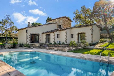 Eingebettet in eine grüne Umgebung in der Nähe des Stadtzentrums von Valbonne vereint diese 182 m² große provenzalische Villa Eleganz und Komfort. Mit freiem Blick auf die umliegenden Hügel wird dieses Anwesen diejenigen ansprechen, die Ruhe und natü...