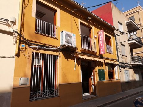 Furnished bar available to rent long term in the town of Oliva. The whole property is included in the price, including 2 floors, two store rooms, and a roof terrace. The ground floor has air conditioning, bar area, dining area with 4 tables, kitchen,...