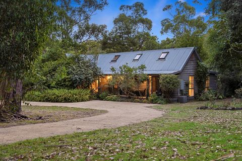 Inspektion nach privatem Termin Tief im Herzen der Pracht der Natur verbindet dieses fesselnde Ferienhaus nahtlos ein eklektisches Bilderbuchdesign mit viel Platz, unverwechselbarem Charakter und einer wohligen Wärme. Ideal für Wochenendausflüge, ein...