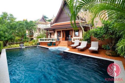 Luxe villa met 6 slaapkamers, een overloopzwembad, een jacuzzi, zeezicht en uitzicht op de bergen in Kalim, Phuket, Thailand Prijs: 46,000,000 THB Locatie: - 5 minuten rijden van Kamala Beach - 10 minuten rijden van Patong - 15 minuten rijden van Sur...