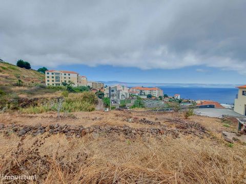 Vende-se terreno com 1150m2, localizado no Caniço de Baixo - Santa Cruz. Este espetacular terreno é ideal para quem procura um grande terreno para construção, e por ficar situado em uma estrada secundária, faz com que seja uma zona calma e sossegada,...