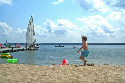 Directly on Lake Plau: Family-friendly holiday park with its own lake access, bathing beach with pier and a wonderful indoor swimming pool with wellness oasis in the beautiful climatic health resort of Plau am See. In the car-free holiday park near t...