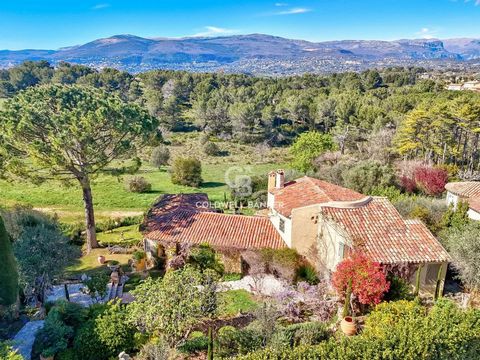 Top location in the gorgeous and secured domaine! Loaded 3 kms from Mougins village, Superb villa offering 250 sqm of luxurious living space, five bedrooms (including two bedrooms on the ground floor), two bathrooms, two shower rooms, big country kit...