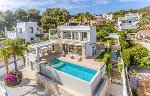 De droom van wonen aan zee is vertaald in deze spectaculaire villa in Jávea. Gelegen in een van de meest gewilde en bevoorrechte gebieden van Jávea, in het bijzonder in de wijk Portixol-Balcón al mar, maakt deze woning niet alleen uniek, maar ook bij...