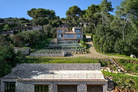 Rare !!! Située dans un des quartiers les plus recherchés de Saint-Paul de Vence, en position dominante et au calme absolu, cette superbe propriété vous séduira par sa vue panoramique mer & village, ainsi que par ses prestations de très grande qualit...