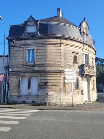 In het centrum van de stad, Prachtig stenen gebouw, begin 20e eeuw. Bestaande uit 4 kavels op 240 m²: - Op de begane grond, 2 professionele ruimtes van elk ongeveer 40 m² en een gemeenschappelijke ruimte. De 1e, verhuurd 398,10 euro per maand inclusi...