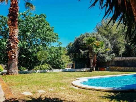 Cette maison individuelle est située dans l’urbanisation Mas Alba, à seulement 10 minutes en voiture de Sitges et en pleine nature. Construit sur un terrain plat, Cette propriété offre un style de vie confortable et tranquille, idéal pour les famille...