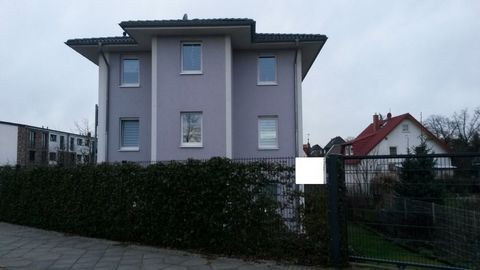 Une nouvelle maison de 3 familles (multigénération) dans un lotissement vert de Biesdorf-Süd, un appartement de grand-mère au rez-de-chaussée peut être résilié à court terme pour un usage personnel ou une nouvelle location, actuellement la maison est...