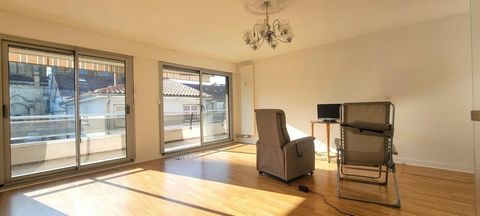 Very exceptional!!! Located in the heart of Agen in a highly sought-after secure residence with a tree-lined interior garden. 3-room apartment of 83m2 on the 1st floor with lift, very sunny benefiting from a double exposure (east-west). Close to all ...