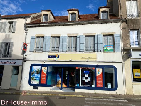 Das Hotel liegt im Herzen von Avallon, 3-stöckiges Gebäude mit einer Gewerbefläche von 60 m2 im Erdgeschoss. Im ersten Stock befinden sich 2 Zimmer, deren Nutzung noch definiert werden soll, eine Küchenzeile und eine Toilette. Im Obergeschoss befinde...