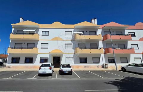 Apartamento T2 transformado em T3 no centro de Samora Correia com 150m2 de Área total Possui: * 3 quartos  * Sala com Lareira  * Janelas oscilobatentes de vidro duplo  * Cozinha com acesso a varanda fechada * Dispensa  * 2 casas de banho, com banheir...