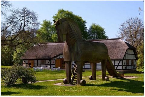 Unser Ferienhaus ist eines der ältesten Bauernkaten im Dorf. Wir haben es mit viel Liebe restauriert und in seinen ursprünglichen Zustand gebracht. Dabei haben wir versucht, möglichst nur historische Baustoffe wie Lehm und Holz zu verwenden. Auf 68m²...