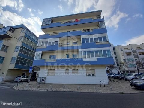 Apartamento localizado junto à Base Naval do Alfeite, com 5 assoalhadas totalmente Remodelado. Já foi colocada caixilharia nova com vidros duplos e porta blindada de alta segurança. A restante obra a realizar fica a cargo do comprador. Trata-se de 1º...