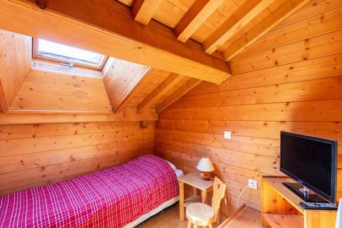 Prachtig chalet van 60 vierkante meter gelegen in &àgrave; La Clusaz. Array Charmante duplex van 60m² met een balkon met uitzicht op de bergen, ideaal voor een verblijf in de bergen in de zomer. aangezien de winter plaats biedt aan zeven personen. He...