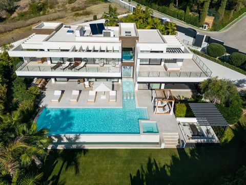 Maison GADAIT presenta esta excepcional villa de 6 dormitorios y 8 baños en NUEVA ANDALUCÍA. Está construida en un estilo moderno y elegante, con líneas limpias y materiales de alta calidad. Sus espacios exteriores son amplios y acogedores. Las terra...