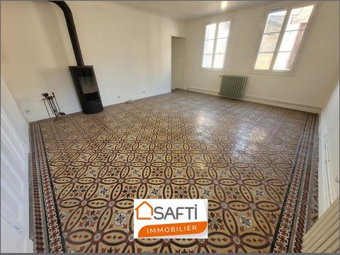 En PLEIN CENTRE de Descartes, en ruelle calme, une bâtisse d'environ 116m² vous propose : Entrée en salon (accès étage), cuisine aménagée (accès terrasse), salle à manger de 27m² avec poêle à bois, buanderie, deux salles d'eau et wc, 3 confortables c...