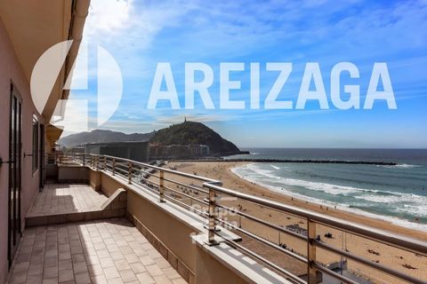 Dans la zone de la plage de la Zurriola, vente d'un penthouse avec de magnifiques vues sur la mer et 2 superbes terrasses (la principale au Nord avec vue sur la mer, la seconde au Sud avec vue sur le Paseo de Colón). Le quartier bénéficie de bon...