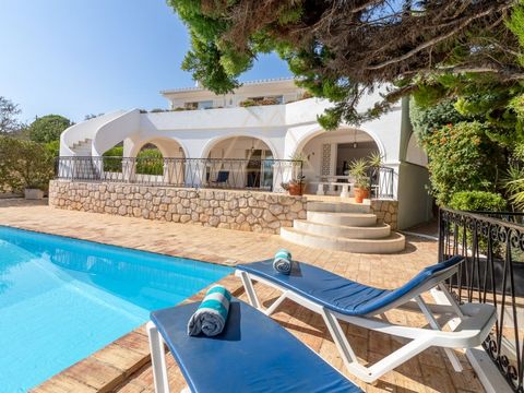 Nestled on a hill in the desirable area of Urbanizaçaõ da Bela Vista, in the idyllic small town of Luz, Lagos, this delightful two-storey villa offers an exceptional living experience in a private elevated position. This property will be highly sough...