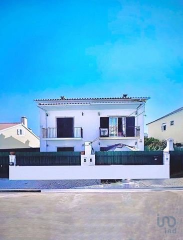 Quinta do Conde: Sua nova casa te espera! Esta espaçosa moradia T3 oferece o melhor dos dois mundos: conforto e potencial de investimento. Com 3 quartos, 2 casas de banho, sala ampla, cozinha equipada, garagem, sótão, arrumos e um anexo independente ...