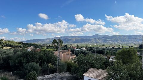 Familienvilla - Blick auf die Berge. Entdecken Sie diese atemberaubende Villa von 332 m², die 2004 auf einem Grundstück von 698 m² erbaut wurde und sich im charmanten Dorf Sanet y Negrals befindet, nur 10 Minuten von den Stränden und 5 Minuten von ei...