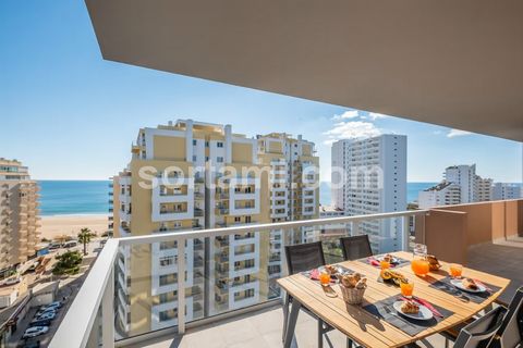 Fantástico apartamento de 2 dormitorios con vistas al mar. Este encantador apartamento ubicado a sólo 50 metros de la playa, está ubicado en un moderno condominio con piscina y espacio de estacionamiento. Consta de salón y comedor con aire acondicion...