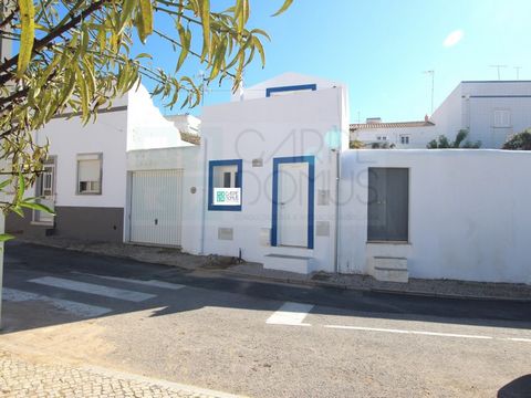 Discover this charming 1 bedroom villa, renovated in 2021, located in the center of Tavira. This typical Algarve house combines traditional charm with modern comfort, making it ideal for living or investing. On the ground floor you will find an open ...