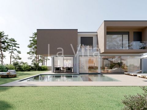 New T6+1 House - Estoril This fabulous detached house, with a private outdoor area of 2,500 m2, is located in a development made up of 9 houses with contemporary architecture, ideal for those looking for a family lifestyle in a gated community enviro...