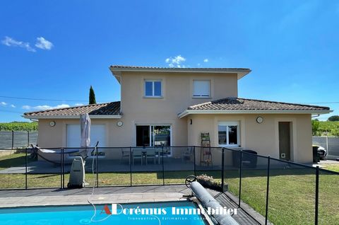 HAUT QUINSAC - À PROXIMITÉ IMMÉDIATE DES ÉCOLES ET DES COMMERCES - DORÉMUS IMMOBILIER vous propose cette jolie villa, idéalement située et avec vue sur les vignes! Au rez-de-chaussée : Vaste séjour lumineux (climatisé) de 45m2, Cuisine séparée et ent...