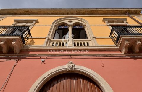 PUGLIA - LECCE - DEPRESSA Nel cuore di Depressa, suggestiva frazione di Tricase, in posizione angolare, proponiamo in vendita un bellissimo Palazzo storico di fine 1800, di circa 300 mq, autentico esempio dell'architettura salentina, con dettagli d'e...