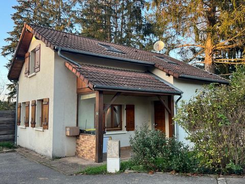 Située à 2 mn de Devecey et 5 mn d' Ecole Valentin dans le village de Voray sur l'Ognon, maison non mitoyenne de 1985 rénovée en 2004 de 75 m2 implantée sur un terrain de 136 m2 au calme. Elle se compose : Au rez de chaussée d'une grande pièce de vie...