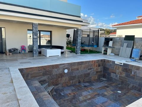 EXCLUSIVITE HERAULT 34570 MONTARNAUD à 10 minutes de Gignac,Saint Paul et Valmalle et 15 minutes de Montpellier Magnifique maison de 160 m² sur 450 m² de jardin avec piscine et garage. Cette maison offre une cuisine neuve ouverte sur une très belle p...