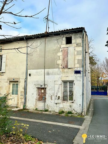 L'agence LG Immo Gémozac vous propose cette maison de ville sans jardin à réhabiliter entièrement dans le centre ville de Gémozac à moins de 30 minutes des premières plages de l'estuaire, 35 minutes de Royan et 25 minutes de Saintes. Le rez de chauss...