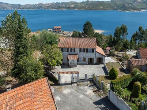 Apresentamos uma magnífica moradia individual situada a escassos metros da barragem do Alto Rabagão (barragem dos Pisões) no concelho de Montalegre. Esta propriedade desfruta de uma localização privilegiada, com vistas deslumbrantes sobre a paisagem ...